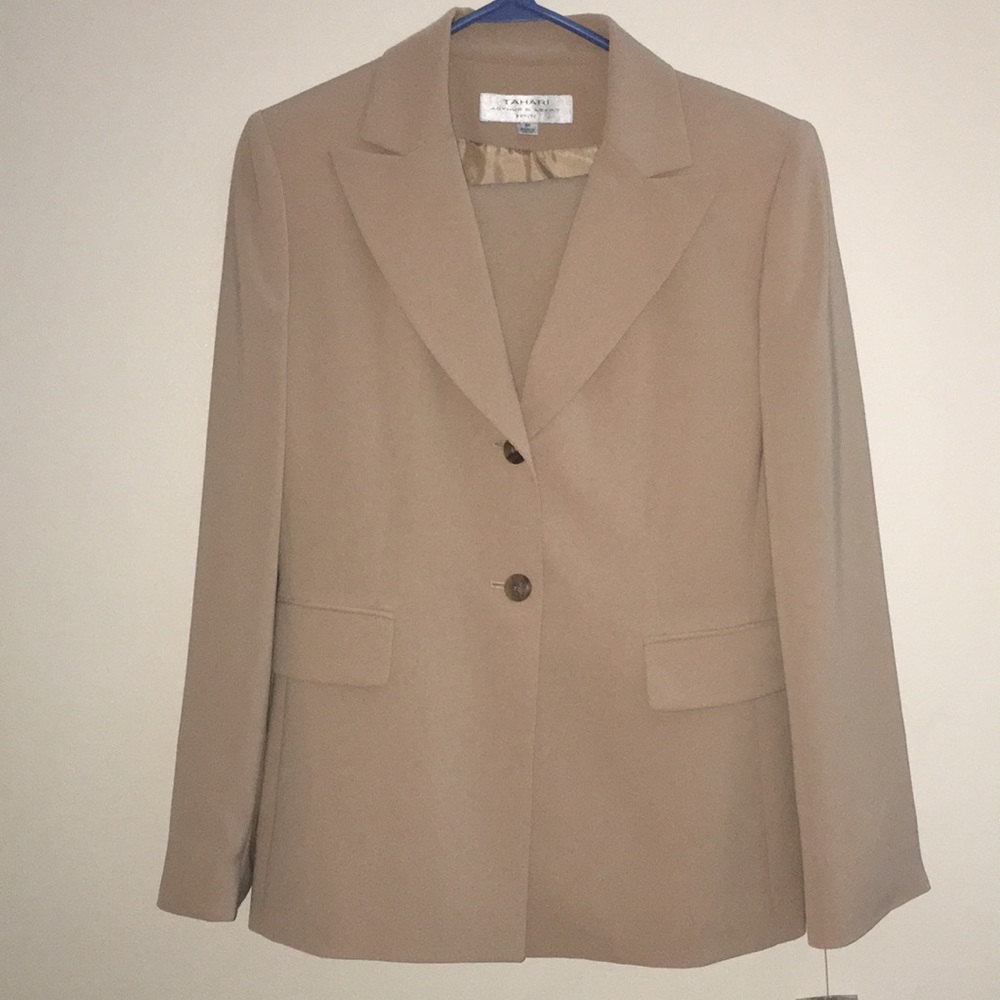 Tahari 2pc Garment Suit (Tan Color, Size 8p)